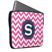 Pinkfarbenes weißes Monogramm-Zickzack Muster Laptopschutzhülle (Vorne Rechts)