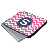 Pinkfarbenes weißes Monogramm-Zickzack Muster Laptopschutzhülle (Vorne Knopf)