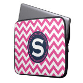 Pinkfarbenes weißes Monogramm-Zickzack Muster Laptopschutzhülle (Vorderseite Links)