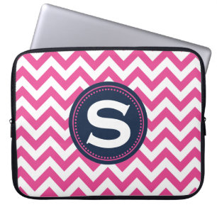 Pinkfarbenes weißes Monogramm-Zickzack Muster Laptopschutzhülle