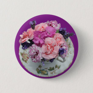 Pinks Nelken im Teacup Button