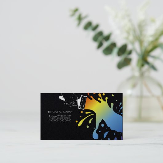 Pinsel mit farbigen Farbflecken in der Hand Visitenkarte (Stehend Vorderseite)