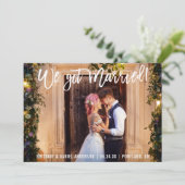 Pinsel Script Modern Wir Got Verheiratetes Foto Ankündigung (Stehend Vorderseite)