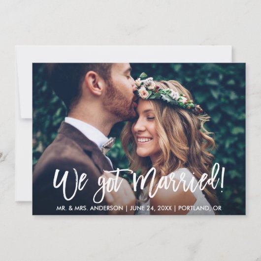 Pinsel Script Modern Wir Got Verheiratetes Foto Ankündigung (Vorderseite)