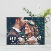 Pinsel Script Modern Wir Got Verheiratetes Foto Ankündigung (Stehend Vorderseite)