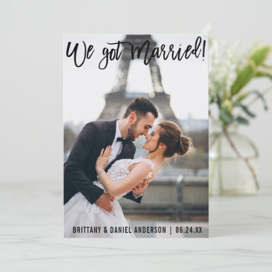 Pinsel Script Modern Wir Got Verheiratetes Foto Ankündigung (Stehend Vorderseite)