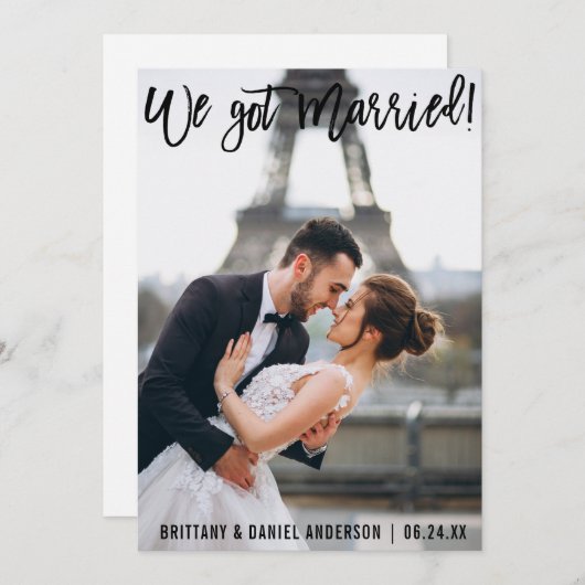 Pinsel Script Modern Wir Got Verheiratetes Foto Ankündigung (Vorne/Hinten)