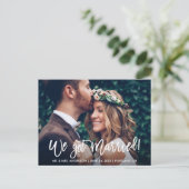 Pinsel Script Modern Wir Got Verheiratetes Foto Postkarte (Stehend Vorderseite)