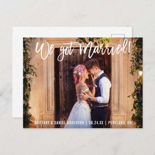 Pinsel Script Modern Wir Got Verheiratetes Foto Postkarte (Vorne/Hinten)