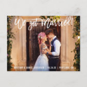 Pinsel Script Modern Wir Got Verheiratetes Foto Postkarte (Vorderseite)