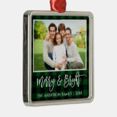 Pinsel Skript Grün Kariert Merry and Bright Family Ornament Aus Metall (Rechts)