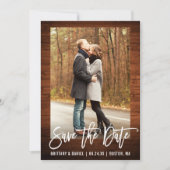 Pinsel Skript Rustic Wood Foto Save the Date Karte (Vorderseite)