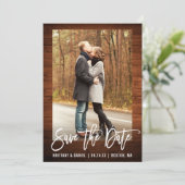 Pinsel Skript Rustic Wood Foto Save the Date Karte (Stehend Vorderseite)