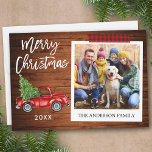 Pinsel Skript Truck Holzkarosserie Band Instant Fo Feiertagskarte<br><div class="desc">Modernes Pinselskript,  Vintager Wasserfarbenroter LKW mit Weihnachtsbaum,  Sofortkamera-Stil Foto Frohe Weihnachtskarte - Rustikales Holz und Kariertes Rotes Floß Tape</div>