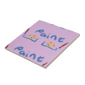 Pinsel und Farbpalette auf lila Fliese (Seite)