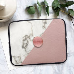 Pinselpinke geometrische, moderne Marmormonogramm Laptopschutzhülle<br><div class="desc">Modernes Marmor- und rosa Lederdesign mit einem runden rosa Knopf,  der Ihre Initialen enthält. Alle fabelhaft Imitate und ein bedruckter visueller Effekt Es ist eine schlanke Hülle - also vergewissern Sie sich,  dass Sie Ihre Dimensionen Karo. Geeignet auch für Tabletten!</div>
