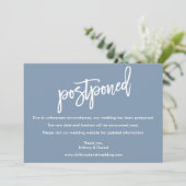 Pinselschrift Hochzeit verzögert Dusty Blue Card Save The Date (Stehend Vorderseite)