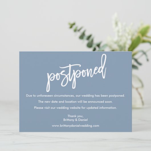 Pinselschrift Hochzeit verzögert Dusty Blue Card Save The Date (Stehend Vorderseite)