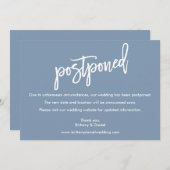 Pinselschrift Hochzeit verzögert Dusty Blue Card Save The Date (Vorne/Hinten)