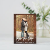 Pinselschrift Rustikales Holz-Foto Save the Date Postkarte (Stehend Vorderseite)
