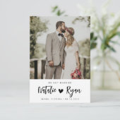 Pinselskript Schwarz-Weiß-Hochzeitsankündigung (Stehend Vorderseite)