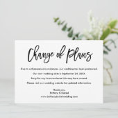 Pinselskriptänderung von Plänen Neue Hochzeitdaten Save The Date (Stehend Vorderseite)