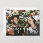 Pinselskriptänderung von Plänen verzögert Hochzeit Ankündigungspostkarte (Vorne/Hinten)