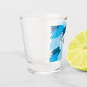 Pinselstriche in blauen Farbtönen mit Monogramm Schnapsglas (Links)