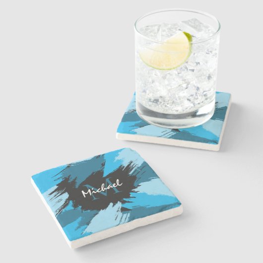 Pinselstriche in blauen Farbtönen mit Monogramm Steinuntersetzer (Seitenansicht)