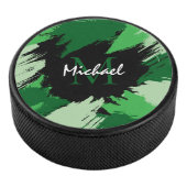 Pinselstriche in grünen Farbtönen mit Monogramm Eishockey Puck (3/4)
