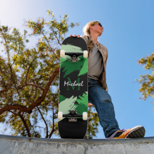 Pinselstriche in grünen Farbtönen mit Monogramm Skateboard