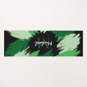 Pinselstriche in grünen Farbtönen mit Monogramm Yogamatte (Vorderseite (Horizontal))