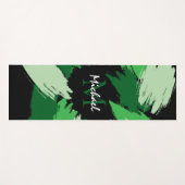 Pinselstriche in grünen Farbtönen mit Monogramm Yogamatte (Vorderseite (Horizontal))