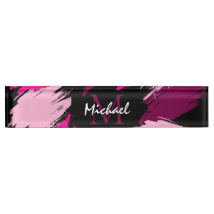Pinselstriche in heißen Rosa-Tönen mit Monogramm Namensplakette