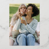 Pinselstriche Pride Flag & Goldenes Herz Hochzeit Folieneinladung (Rückseite)