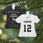 Pinstripe Baseball Jersey Player Stats Ornament<br><div class="desc">Erinnern Sie sich an eine phantastische Saison für Ihren bevorzugten Baseballspieler mit diesem coolen, individuellen Ornament mit grauen Pinstreifen und schwarzen Buchstaben. Personalisieren Sie die Vorderseite mit dem Namen und der Nummer des Spielers, und fügen Sie weitere Details auf die Rückseite hinzu, einschließlich der Mannschaft oder Liga Name, Saison, Alter,...</div>
