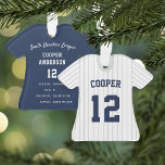 Pinstripe Baseball Jersey Player Stats Ornament<br><div class="desc">Erinnern Sie sich an eine phantastische Saison für Ihren bevorzugten Baseballspieler mit diesem coolen, individuellen Ornament mit grauen Nadelstreifen und marineblauen Buchstaben. Personalisieren Sie die Vorderseite mit dem Namen und der Nummer des Spielers, und fügen Sie weitere Details auf die Rückseite hinzu, einschließlich der Mannschaft oder Liga Name, Saison, Alter,...</div>
