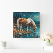 Pinto drinking water under the stars quadratische wanduhr (Zuhause)