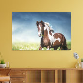 Pinto Horse Gallops durch Blumenfruchtwiese Leinwanddruck (Insitu (Wohnzimmer))