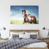 Pinto Horse Gallops durch Blumenfruchtwiese Leinwanddruck (Insitu (Schlafzimmer))