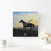 Pinto in Barnyard bei Sunrise Quadratische Wanduhr (Zuhause)