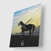 Pinto in Barnyard bei Sunrise Quadratische Wanduhr (Winkel)