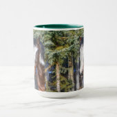 Pinto Paint Stallion & Evergreen Trees Tasse (Zentrum)