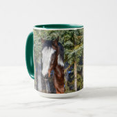 Pinto Paint Stallion & Evergreen Trees Tasse (Vorderseite Links)