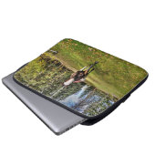 Pinto Ranch Pferd läuft in einem bewaldeten Feld Laptopschutzhülle (Vorne Knopf)