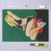 Pinup Art - Schöne junge Frau gekleidet in Schwarz Seidenpapier (Handwerk)