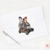 Pinup Girl mit Rockabilly Hot-road Auto mit Würfel Runder Aufkleber (Umschlag)