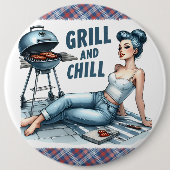 Pinup Lady Grill & Chill Pinback Buttons Humorvoll (Vorderseite)