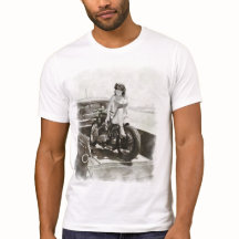 PINUP-MÄDCHEN AUF MOTORRAD