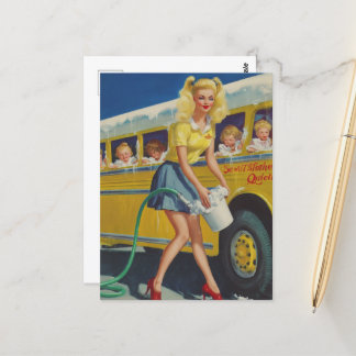 Pinup Retro Frau waschen einen gelben Schulbus Postkarte